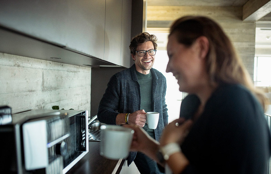 Space Managerin und Coworker in der Kaffeeküche im DockDrei