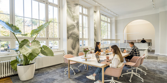 Coworker:innen am Community Table im Opera Coworking 